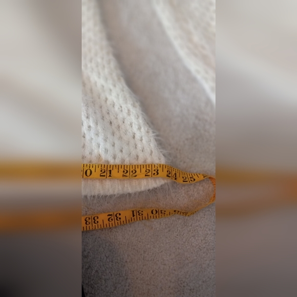 Sky's the Limit Cashmere-look Cream color Women's V-Neck Sweater Size Medium - Picture 7 of 10